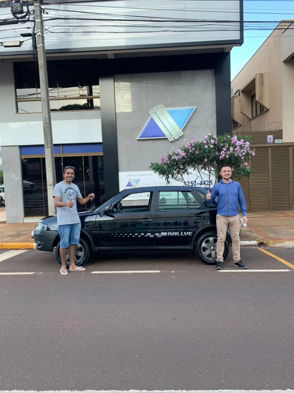 Cliente contemplado com automóvel Rallye