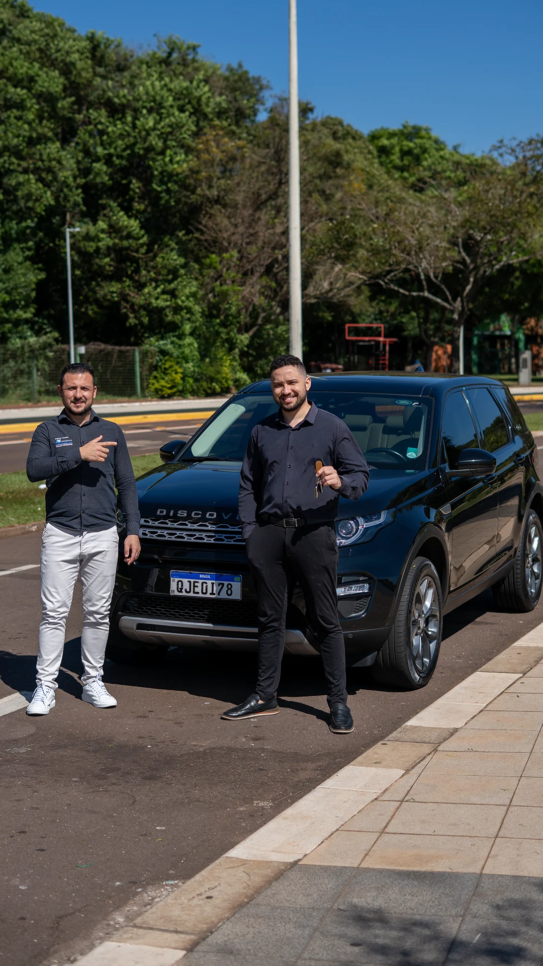 Cliente contemplado com Land Rover Discovery