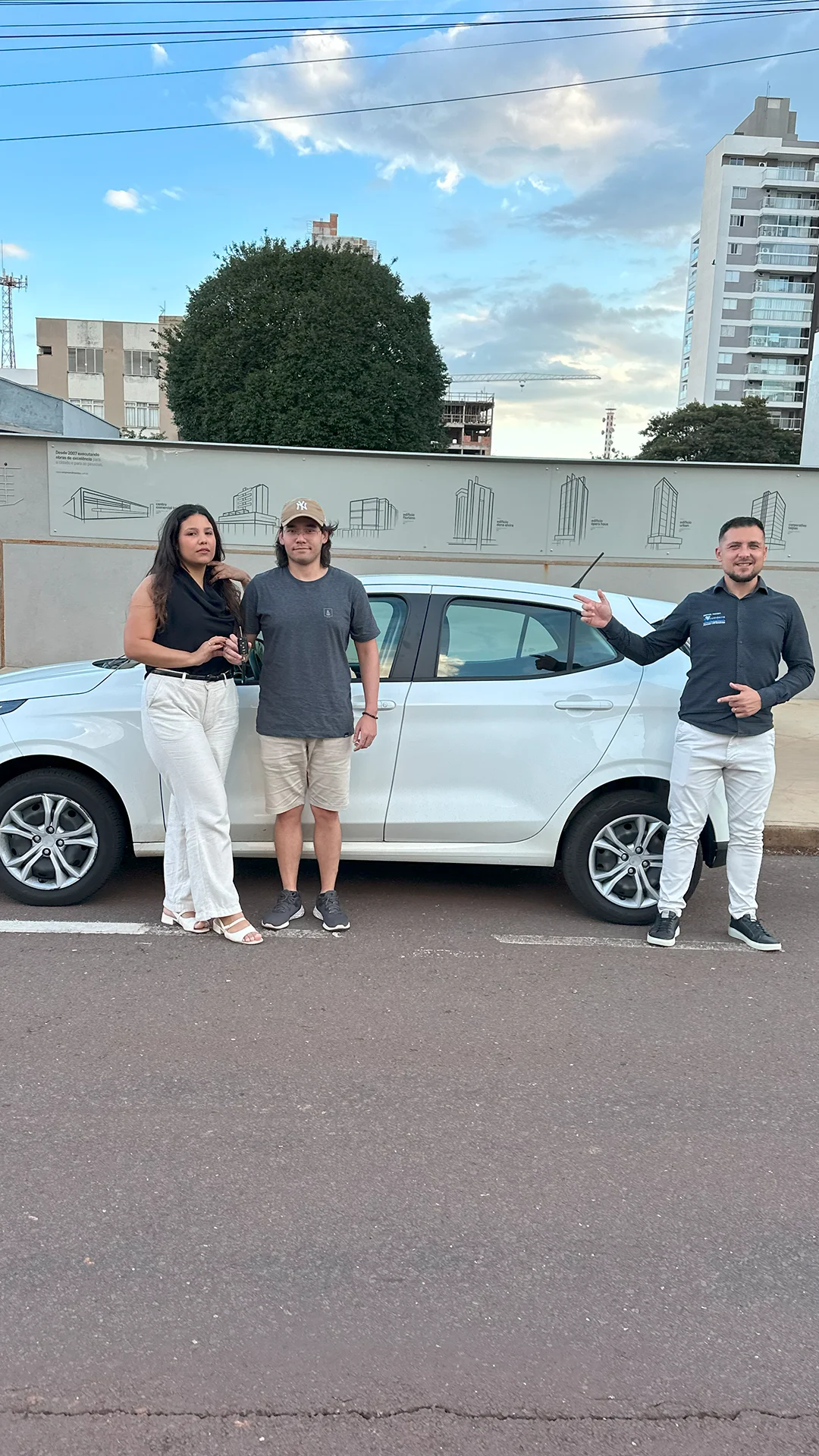 Família contemplada com automóvel