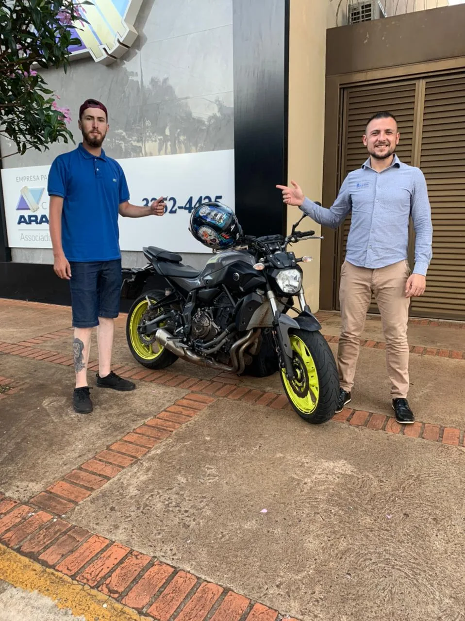 Cliente contemplado com motocicleta Yamaha