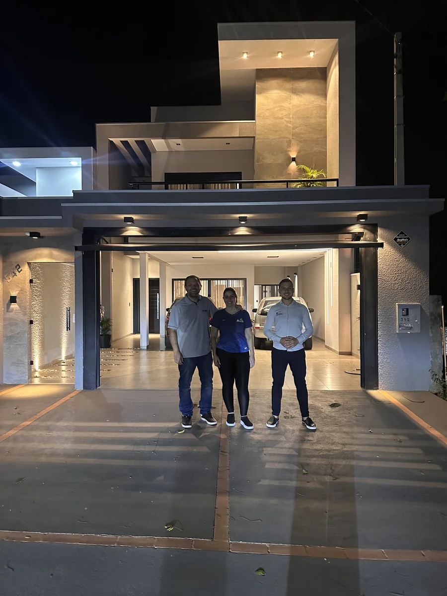 Clientes contemplados com imóvel residencial